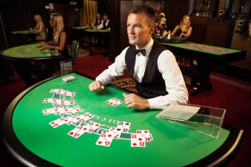 Meja kasino live dengan kartu dan dealer di depan kamera