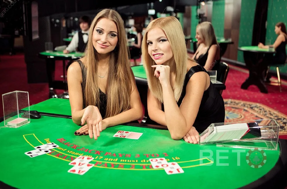 Suasana meja kasino live QQDEWA dengan dealer dan layar permainan