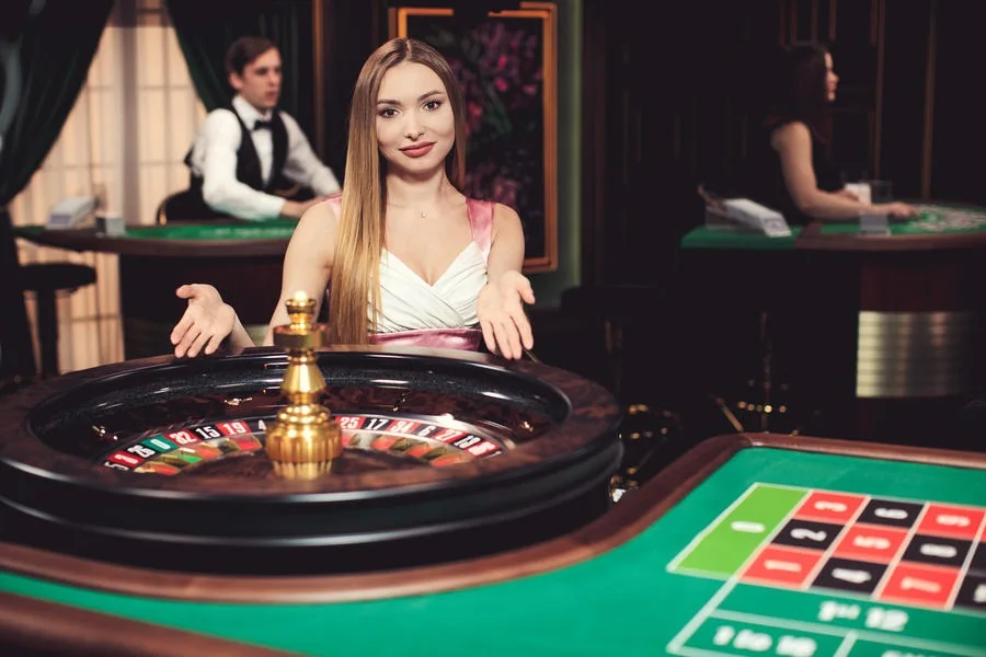 Dealer kasino live QQDEWA di meja permainan modern